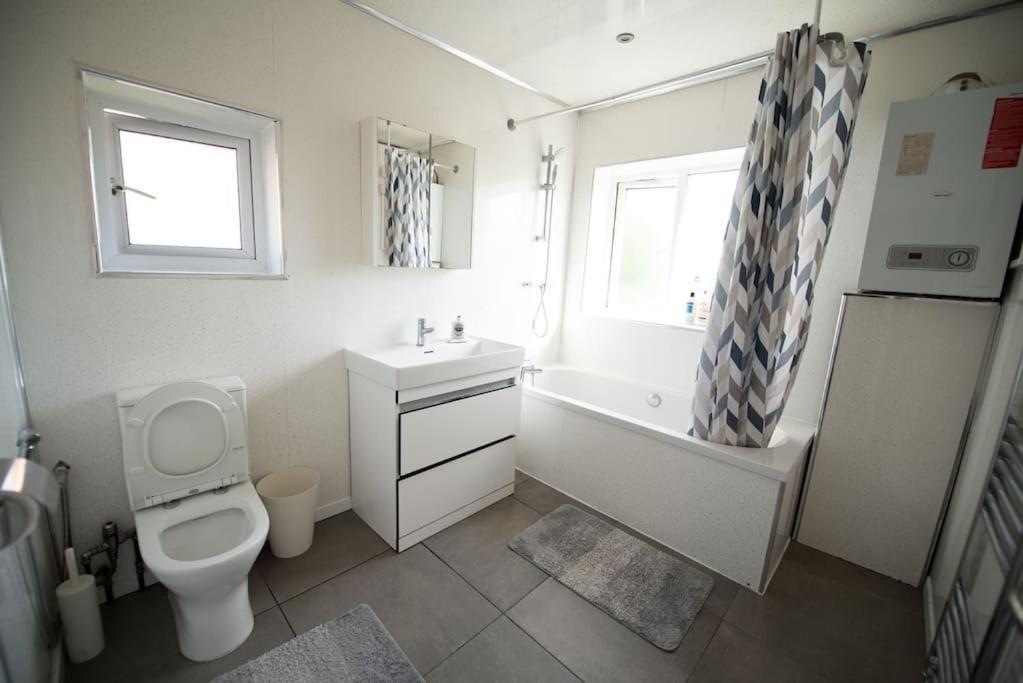 Spacious 3 Bed Airport Free Parking Sleeps 10 Apartamento *