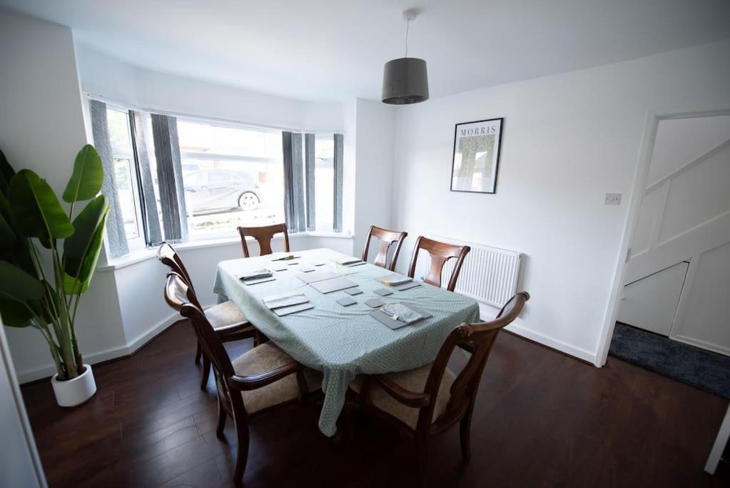 Apartamento Spacious 3 Bed Airport Free Parking Sleeps 10 *