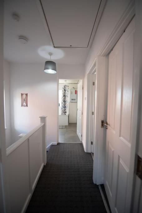 Spacious 3 Bed Airport Free Parking Sleeps 10 Apartment Manchester