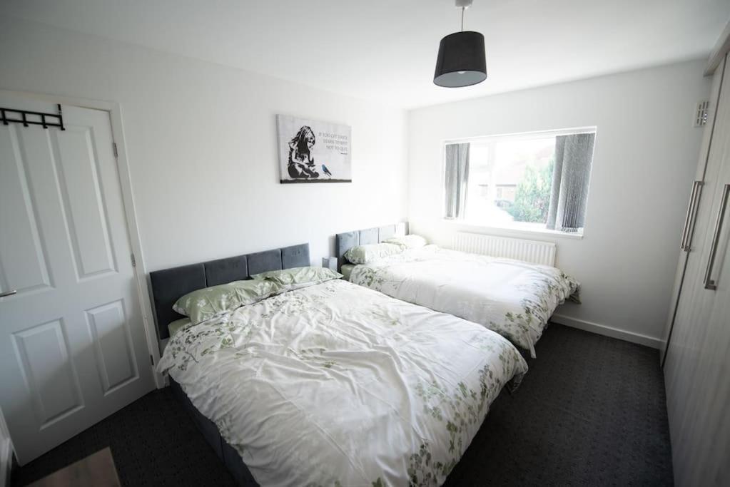 Spacious 3 Bed Airport Free Parking Sleeps 10 Apartment *