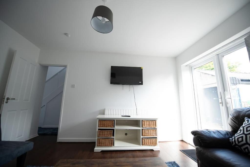 Apartment Spacious 3 Bed Airport Free Parking Sleeps 10 *