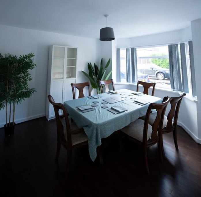 Spacious 3 Bed Airport Free Parking Sleeps 10 Apartment