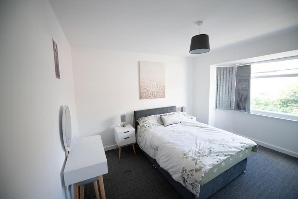 Apartamento Spacious 3 Bed Airport Free Parking Sleeps 10