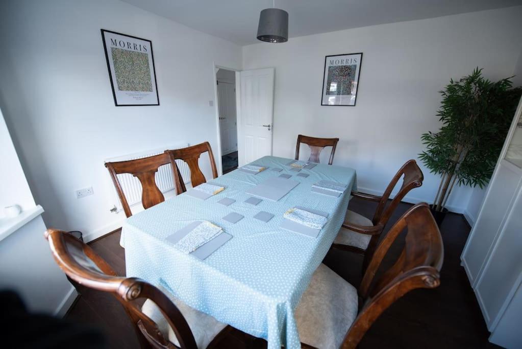 Spacious 3 Bed Airport Free Parking Sleeps 10 Apartamento *