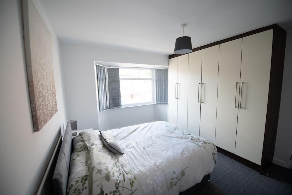 Apartamento Spacious 3 Bed Airport Free Parking Sleeps 10