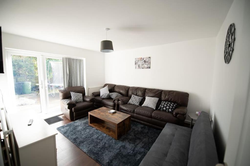 Apartment Spacious 3 Bed Airport Free Parking Sleeps 10